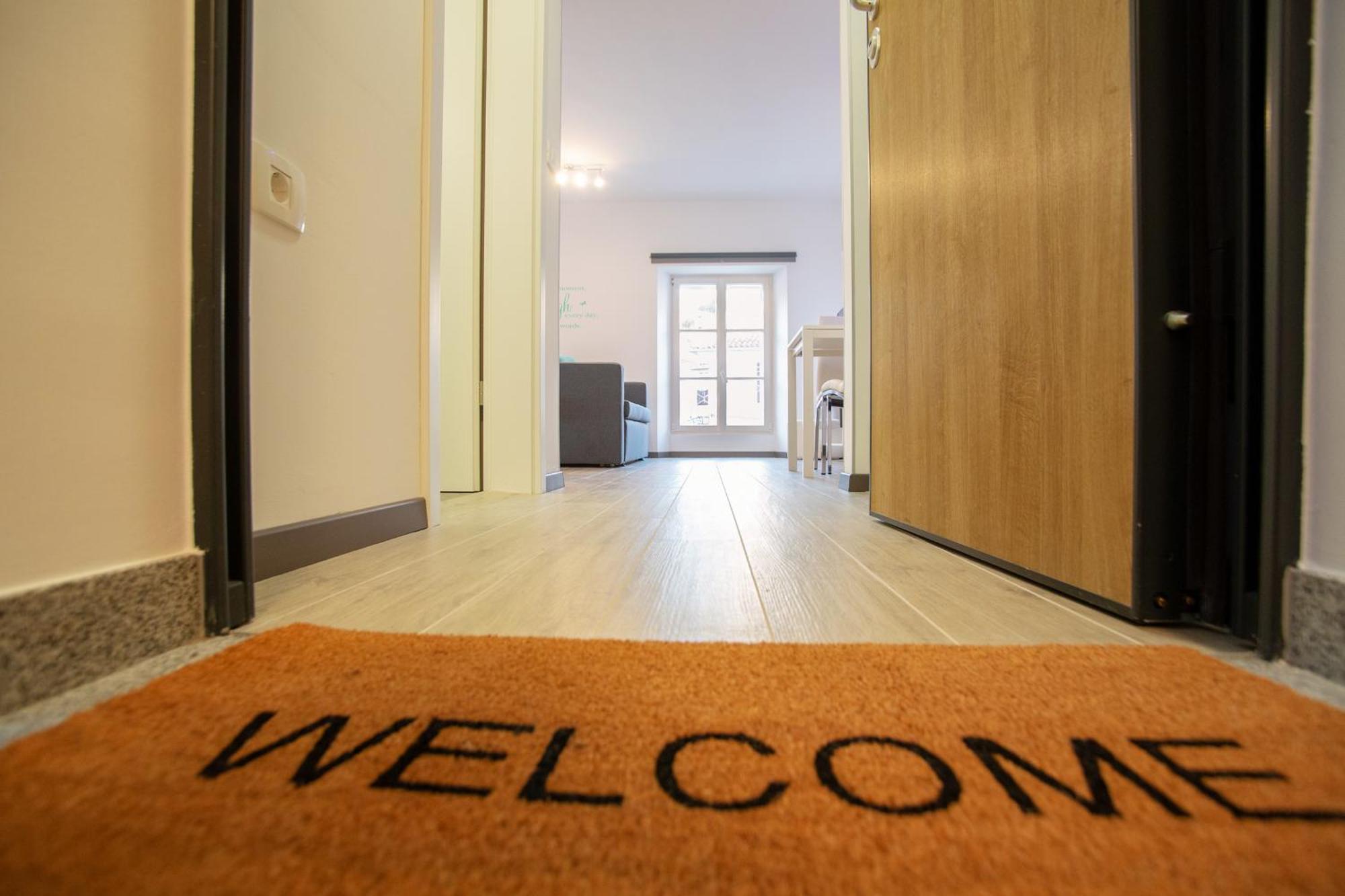 Azzurro Apartment ไพราน ภายนอก รูปภาพ