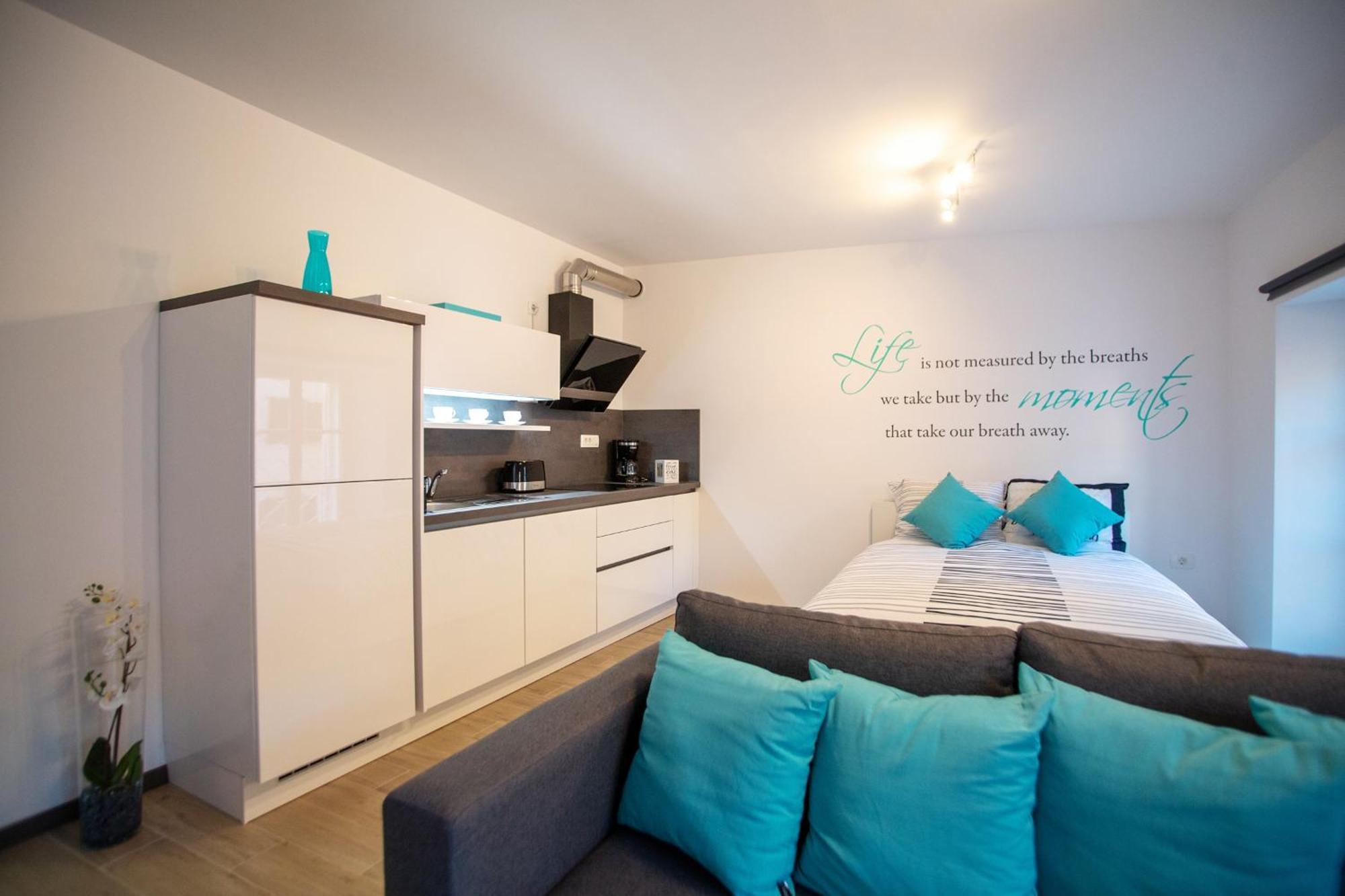 Azzurro Apartment ไพราน ภายนอก รูปภาพ