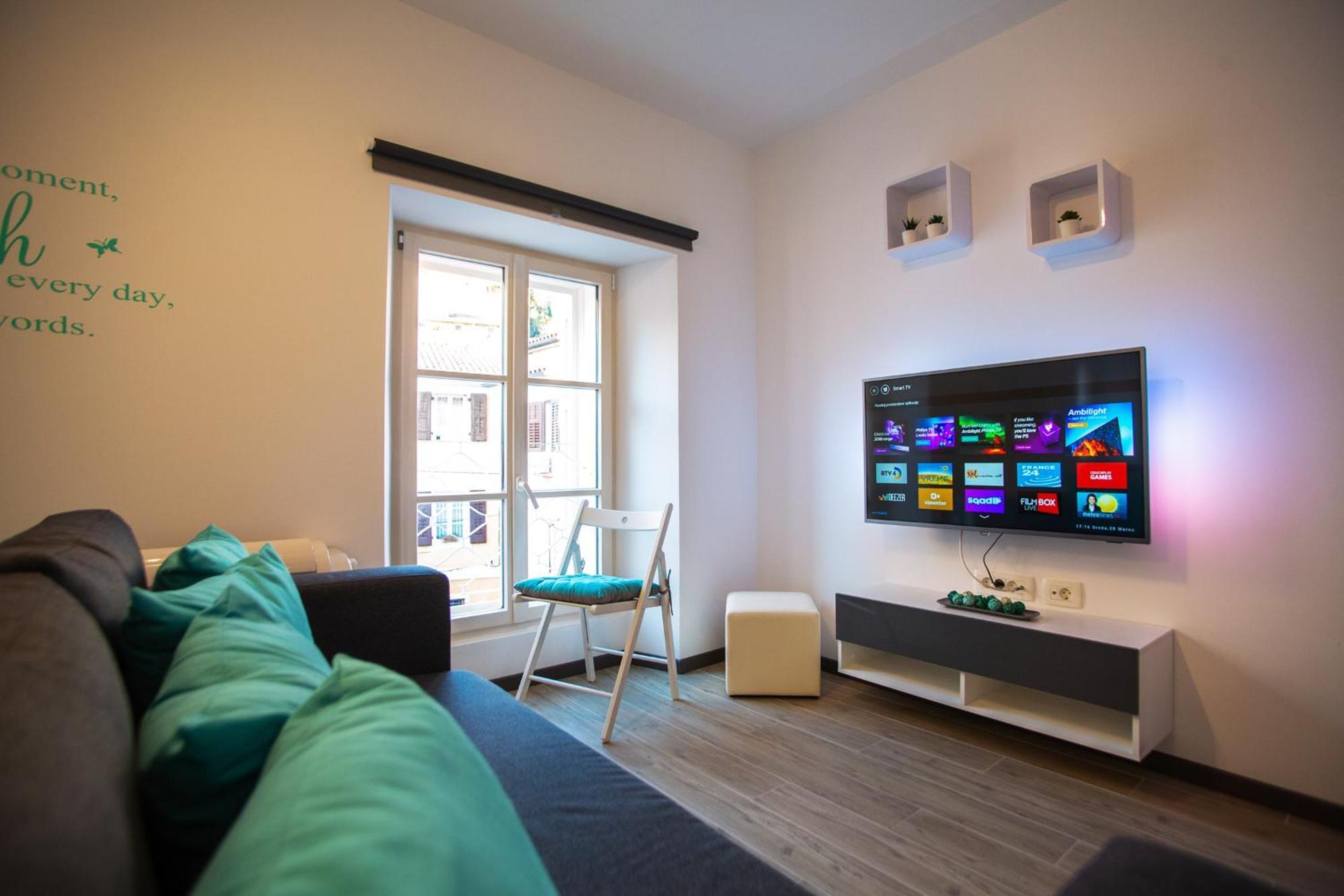 Azzurro Apartment ไพราน ภายนอก รูปภาพ