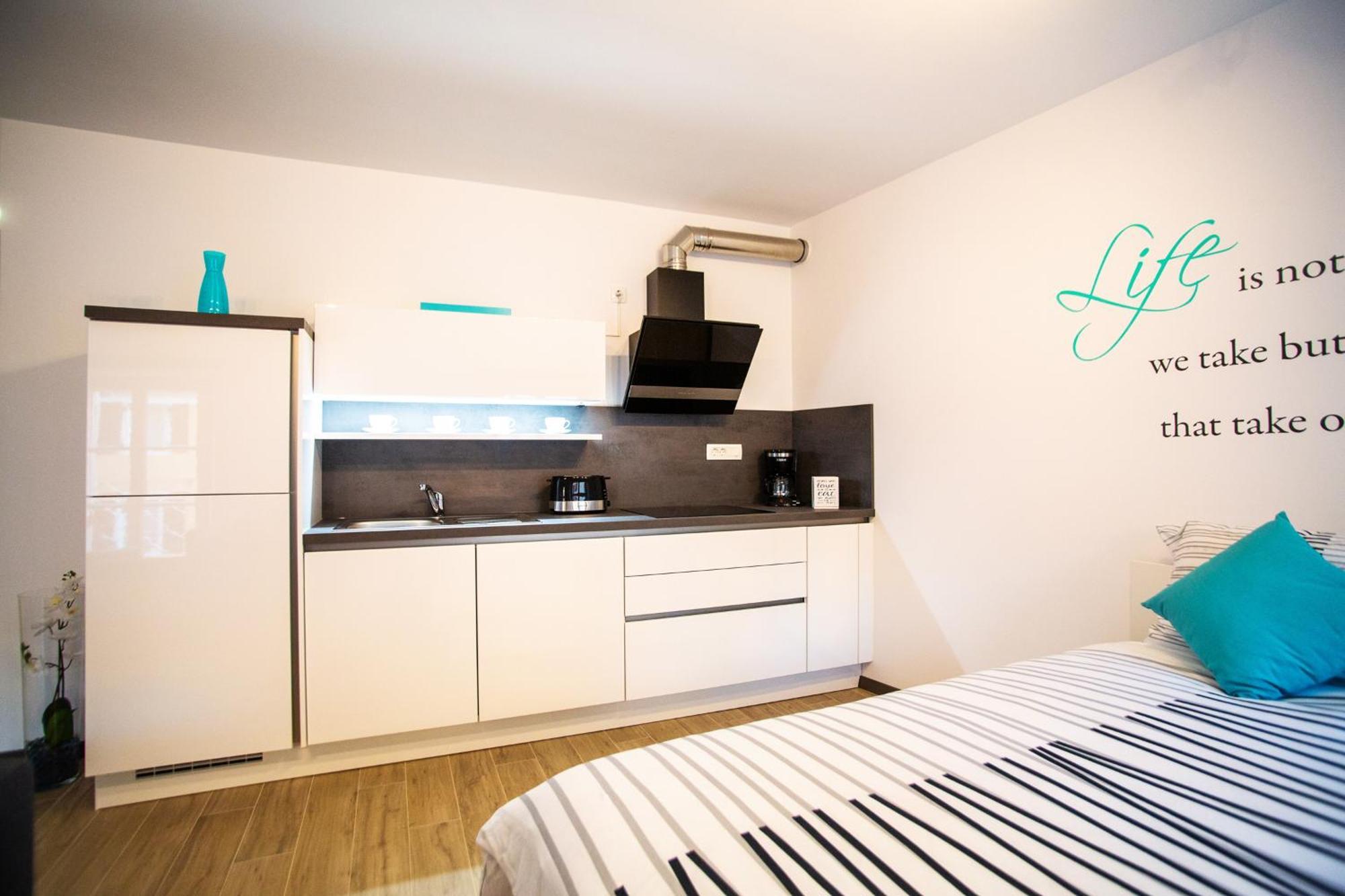 Azzurro Apartment ไพราน ภายนอก รูปภาพ
