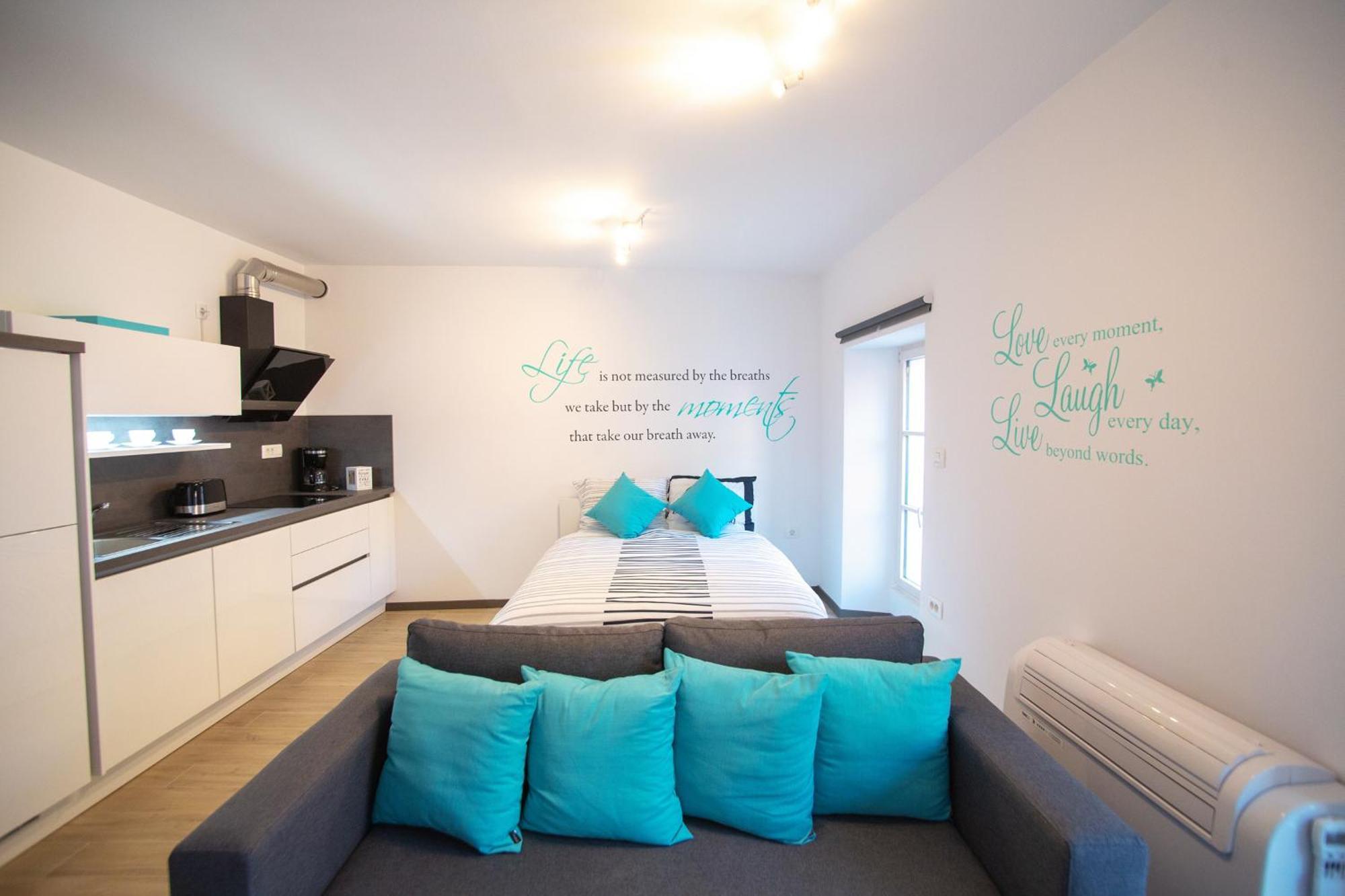 Azzurro Apartment ไพราน ภายนอก รูปภาพ