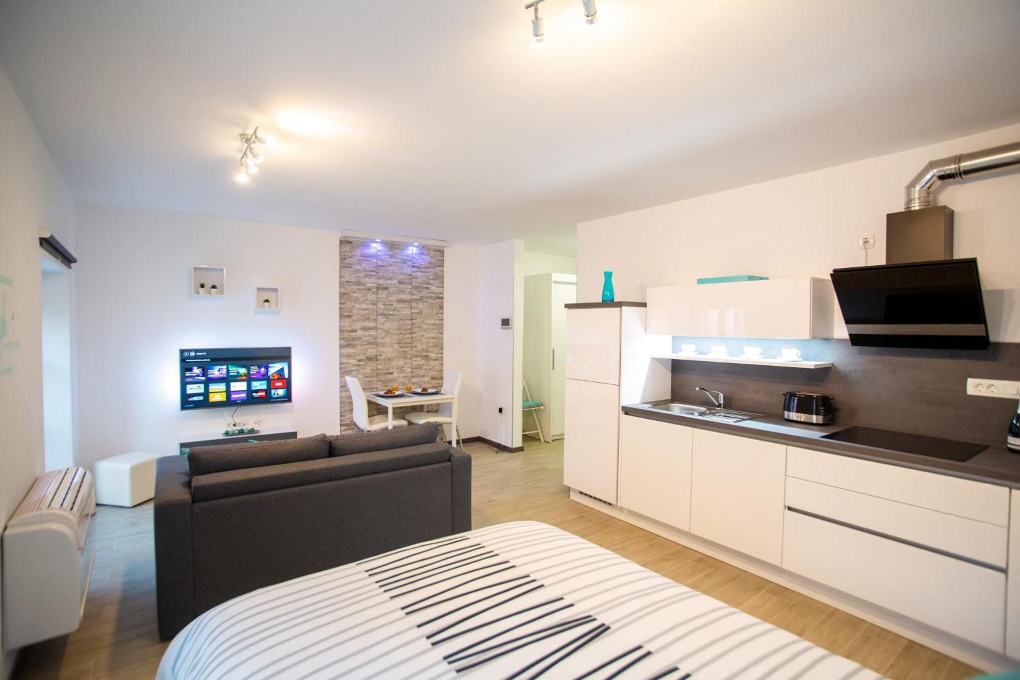 Azzurro Apartment ไพราน ภายนอก รูปภาพ