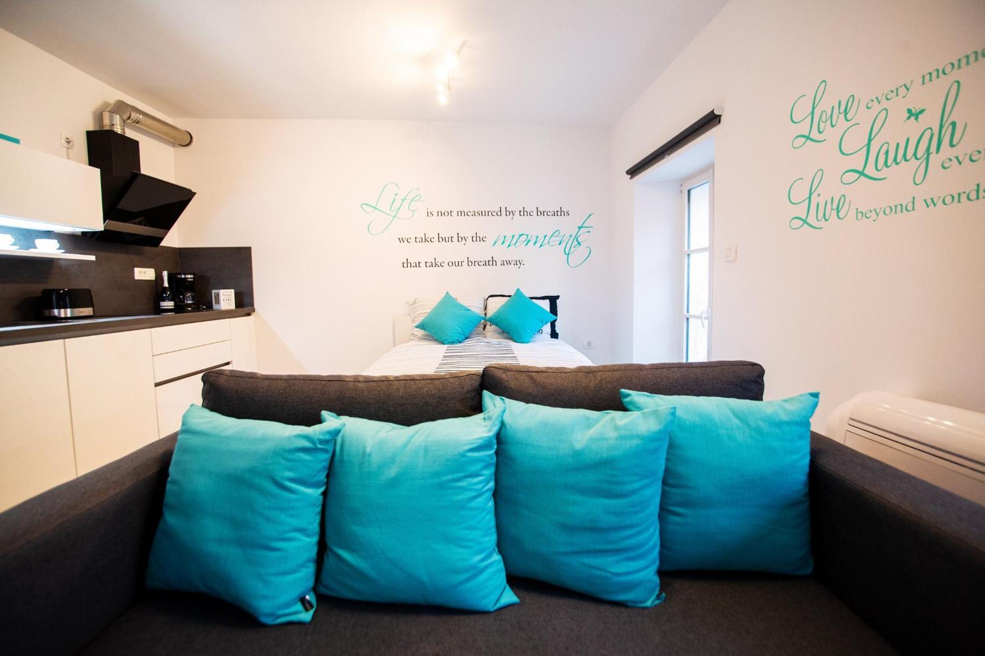 Azzurro Apartment ไพราน ภายนอก รูปภาพ