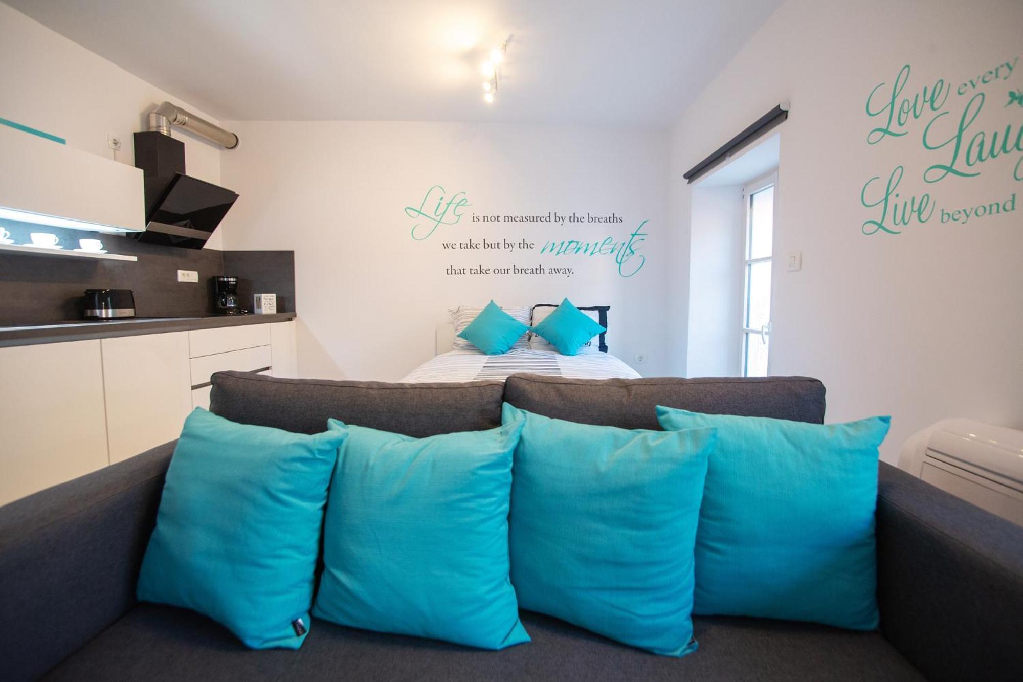 Azzurro Apartment ไพราน ภายนอก รูปภาพ