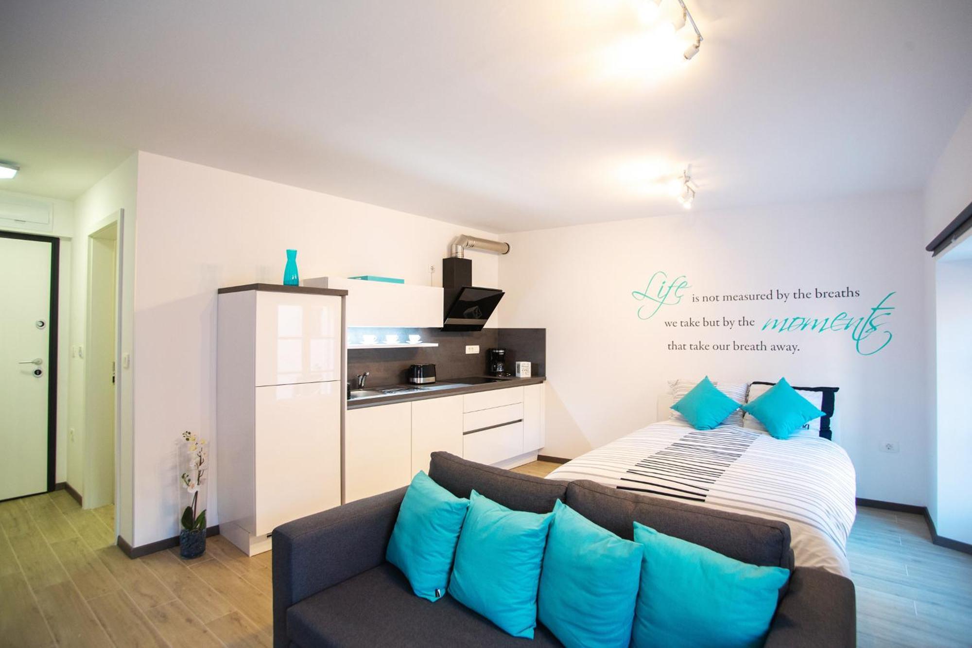 Azzurro Apartment ไพราน ภายนอก รูปภาพ